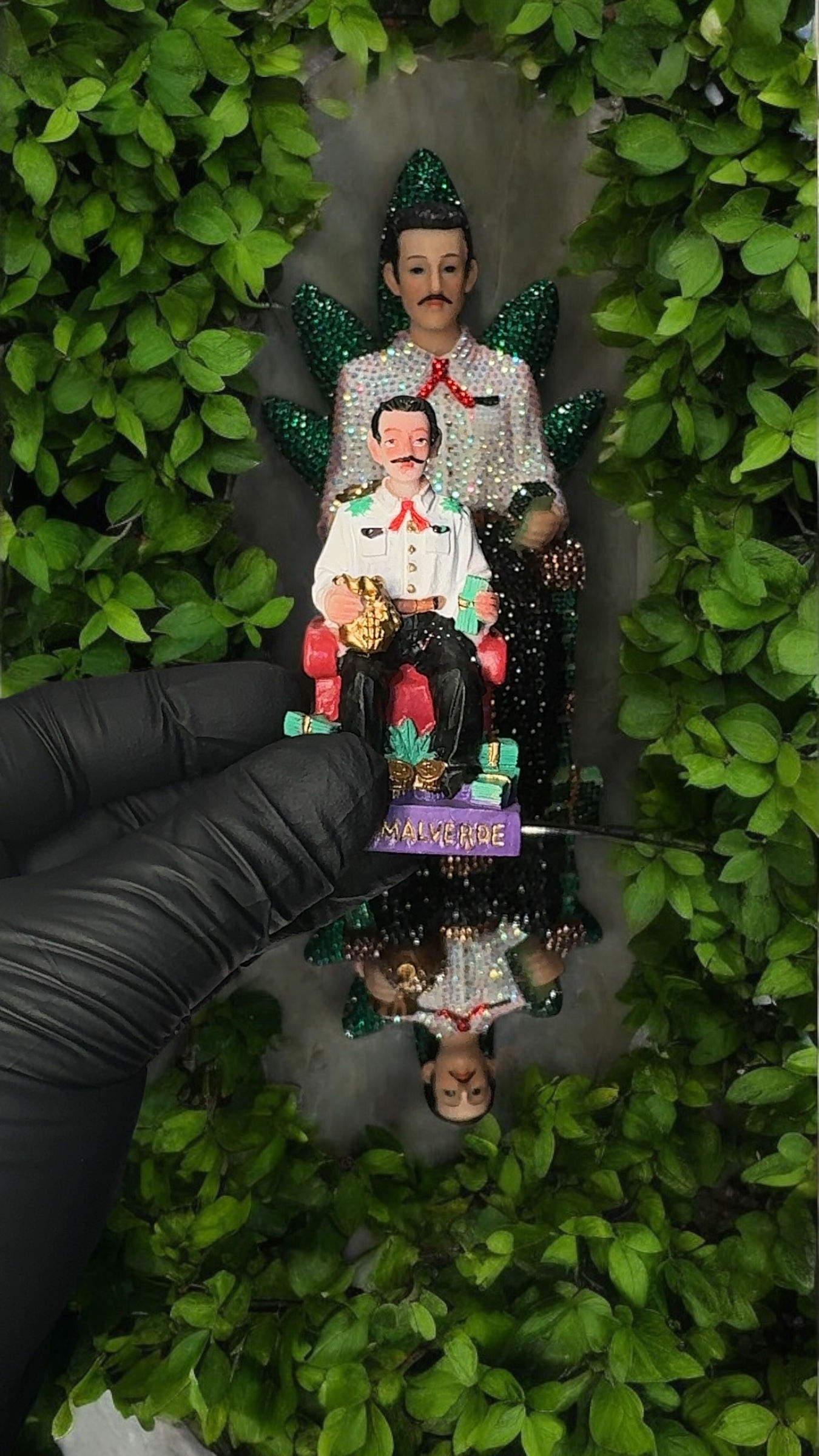 Mini mal verde statue 