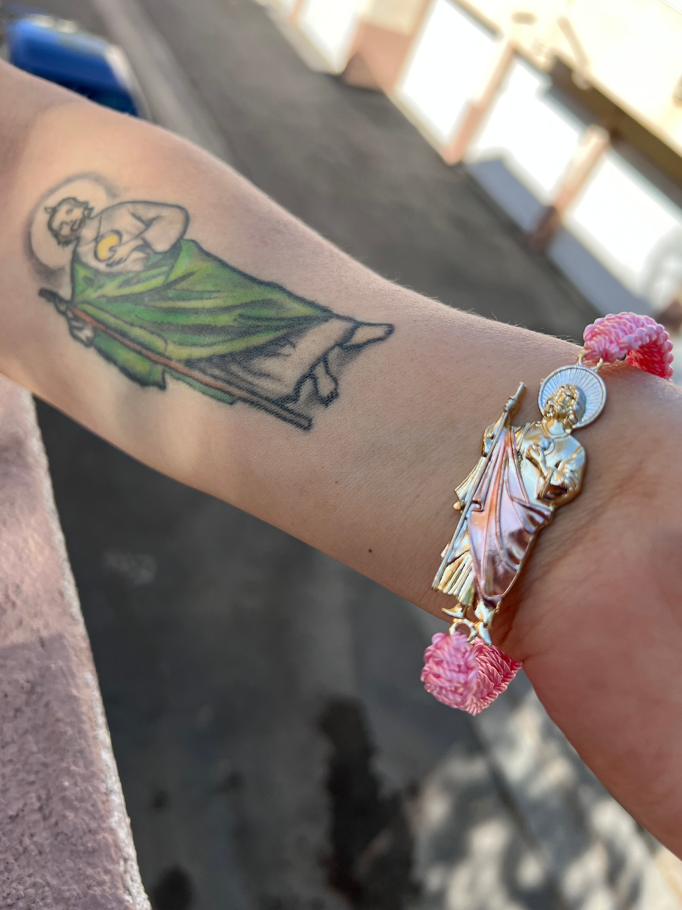 San Judas pulera en Hilo rosa