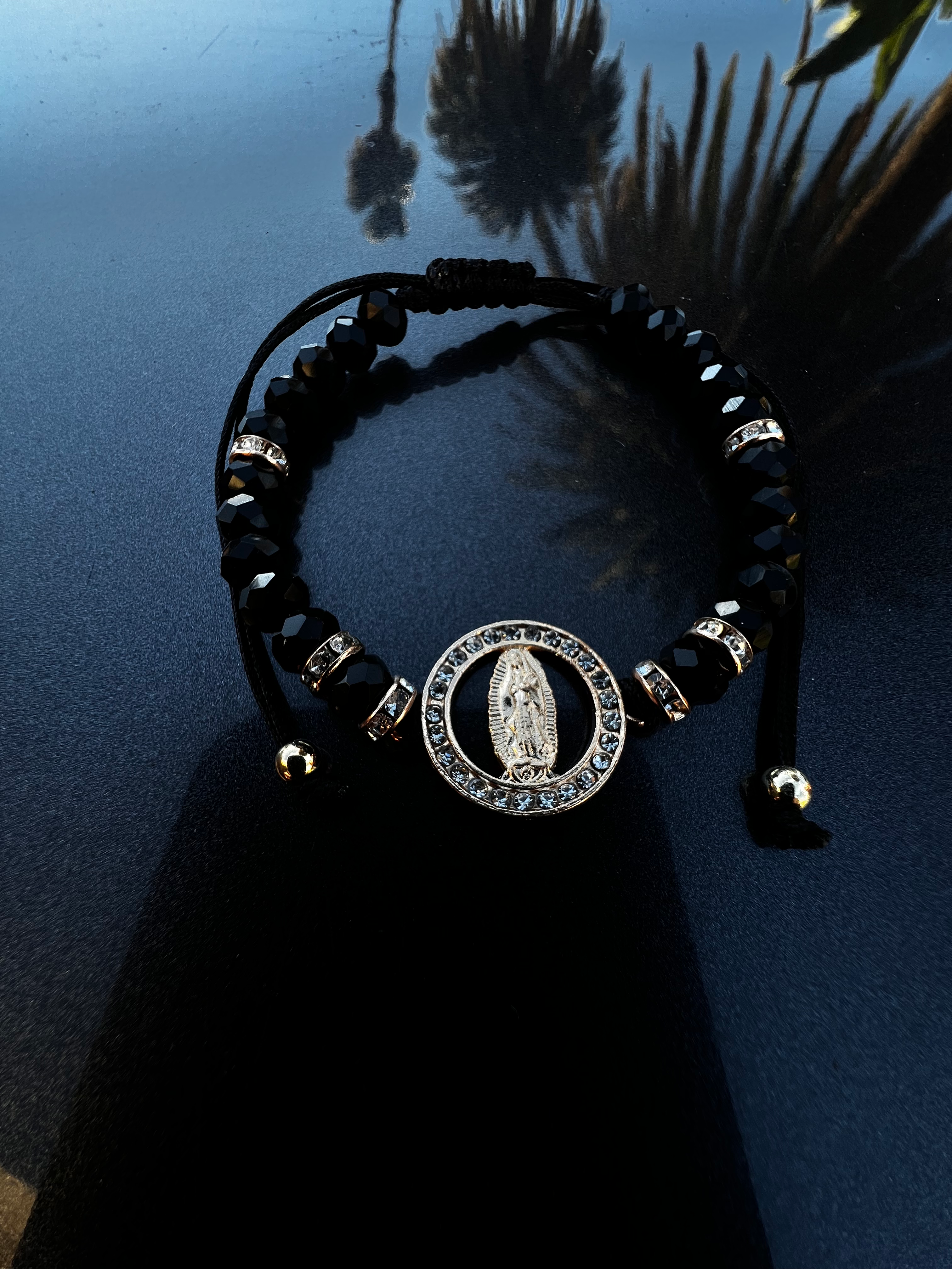 Virgencita en hilo negro