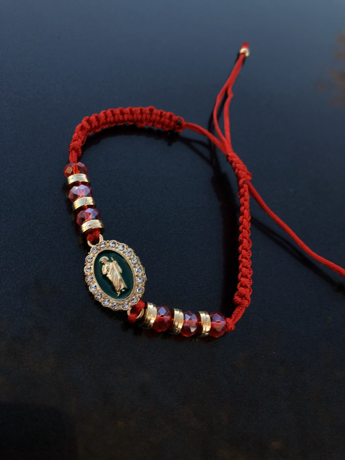 San Judas con hilo rojo