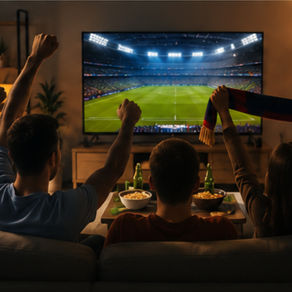 Famiglia e amici seguono la finale di Champions League davanti a un grande televisore, esempio del consumo energetico domestico associato agli eventi sportivi trasmessi in diretta