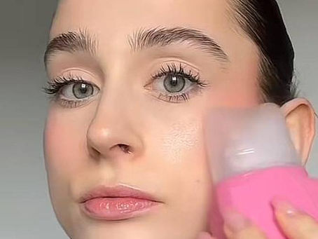 Truques virais para desinchar o rosto funcionam? Dermatologista analisa três estratégias populares nas redes