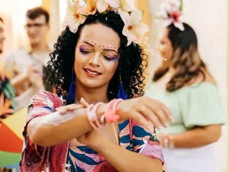 Carnaval: saiba como proteger a pele dos raios solares durante a folia