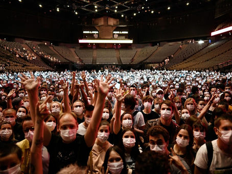 Paris tem show-teste com 5 mil pessoas sem distanciamento e com uso de máscaras obrigatório
