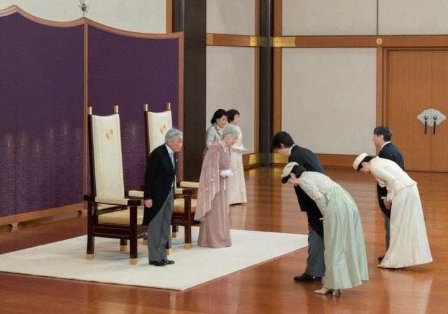 O imperador Akihito e a imperadora Michiko recebem o príncipe herdeiro Naruhito, a princesa herdeira Masako, o príncipe Akishino e a princesa Kiko durante a celebração que marca o 60º aniversário de seu casamento no Palácio Imperial de Tóquio, nesta quarta (10). — Foto: Imperial Household Agency of Japan/Handout via Reuters