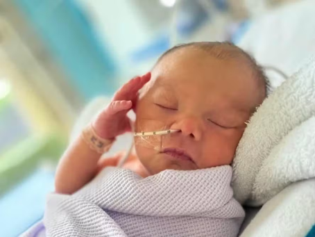 Bebê de 2 meses teria sobrevivido se enfermeiras não tivessem desligado alarmes de monitoramento, conclui inquérito