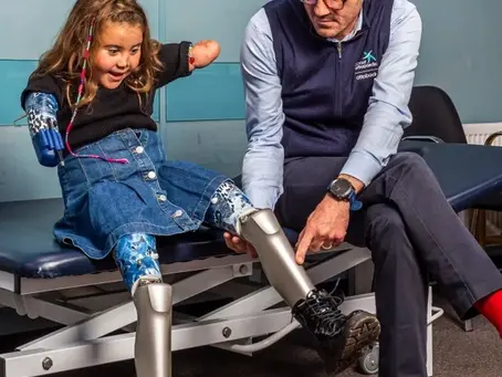 Menina de 8 anos é a mais jovem do mundo a receber joelhos robóticos