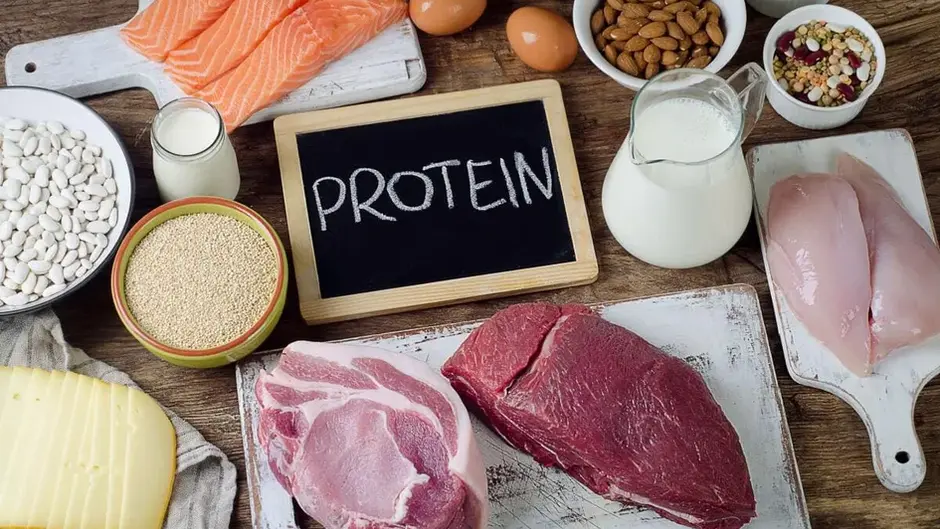 Comer menos proteínas pode trazer benefícios à saúde e prolongar expectativa vida, sugere revisão de mais de 350 estudos