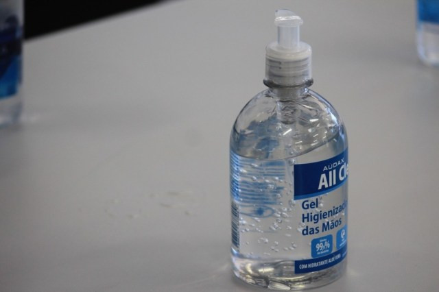 Álcool gel é uma das formas de prevenção do coronavírus — Foto: Jamerson Soares/G1