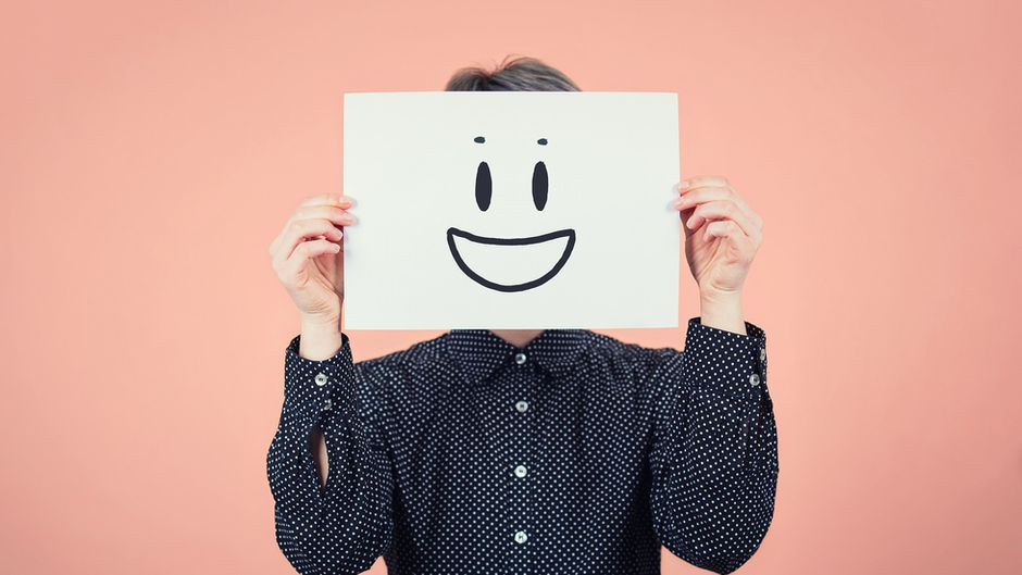 Você vive para agradar? Por que esconder quem você realmente é pode estar esgotando seu sistema nervoso