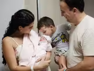 Em duas gestações, mulher dá à luz em minutos no banheiro de casa e não consegue chegar ao hospital