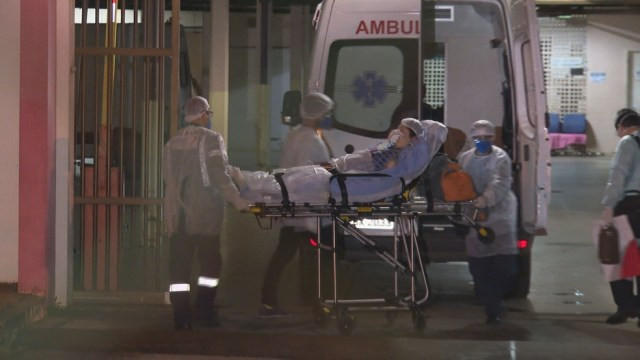 Mulher que testou positivo para coronavírus no DF chega ao Hospital da Asa Norte (HRAN), no DF — Foto: TV Globo/Reprodução