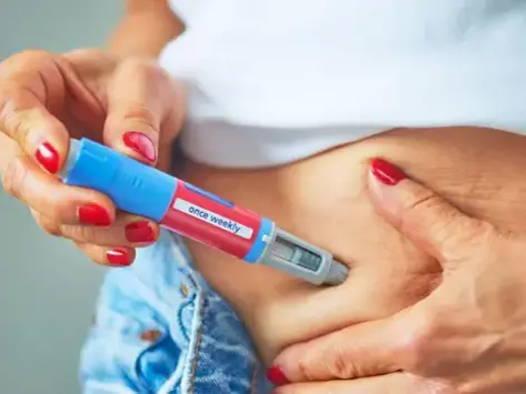 Pessoas que param de usar canetas emagrecedoras ganham peso quatro vezes mais rápido do que as que fazem dieta, diz estudo