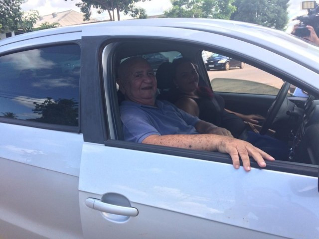 Antônio Marques chegando de carro na consulta em Porto Velho — Foto: Ana Kézia Gomes/G1
