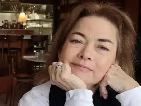 A mulher que perdeu 30 cm de altura após diagnóstico de doença rara