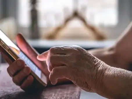Os idosos viciados em redes sociais: 'Desligamos o wi-fi da minha mãe'