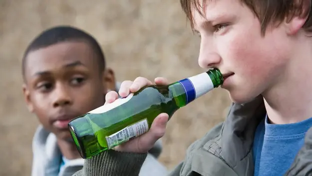 Como o consumo de álcool ameaça o desenvolvimento do cérebro de jovens