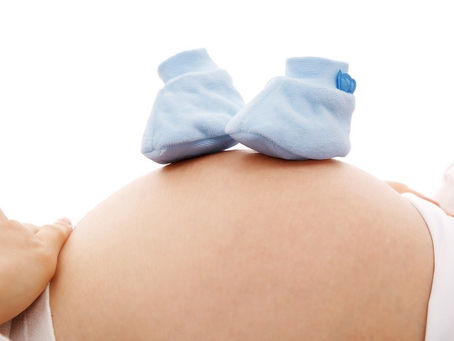 Médica grava bebê chutando de forma surpreendente a barriga da mãe