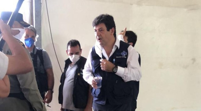 O ministro da Saúde, Luiz Henrique Mandetta, deu entrevista durante visita a obras de hospital de campanha em Águas Lindas (GO) — Foto: Reprodução/TV Anhanguera