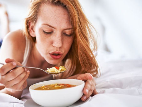 Canja de galinha realmente ajuda quem está doente? Entenda a ciência por trás disso