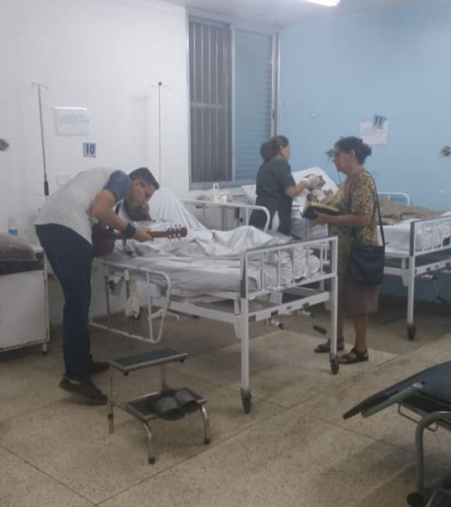 Voluntários se dedicam a cantar músicas para pacientes em hospital de Bertioga, SP — Foto: Divulgação/Instituto Nacional de Tecnologia e Saúde