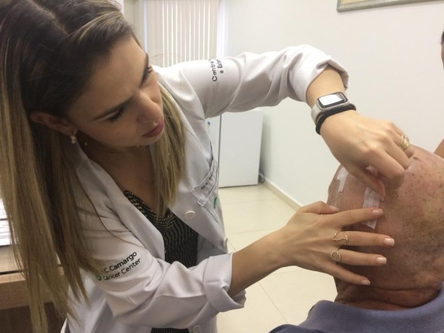 Dra. Rafaela Rezende, fazendo curativos em Antônio Marques, primeiro a fazer cirurgia de marca-passo cerebral em RO — Foto: Ana Kézia Gomes/G1
