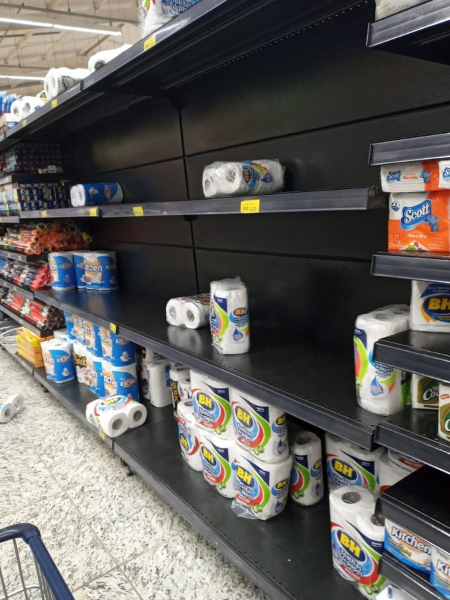 Prateleira de papel higiênico em supermercado no bairro Enseada das Garças, na Pampulha, em Belo Horizonte — Foto: Barbara Milonas/Arquivo pessoal