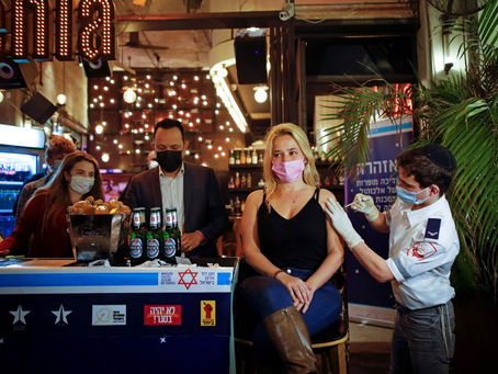 Bar em Israel oferece vacinas e bebida de graça; veja vídeo