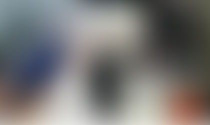 O momento emocionante em que um pai se joga aos pés do médico que salvou a vida de sua filha