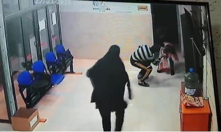 O momento emocionante em que um pai se joga aos pés do médico que salvou a vida de sua filha