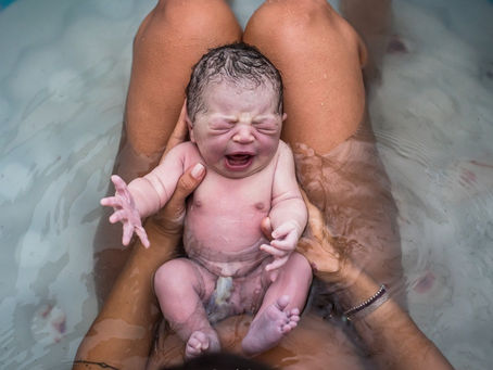 Parto na água traz mais benefícios para mãe e bebê, aponta estudo