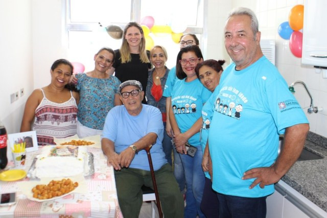 Idoso celebrou fim do tratamento em posto de saúde de São Roque — Foto: Arquivo pessoal