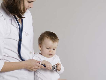 Médica se divide entre plantões de 36 horas e cuidado com a filha de seis meses: ‘Amamento de