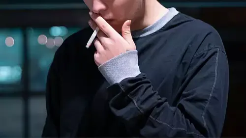 O que muda com a lei que vai impedir jovens de fumar para sempre no Reino Unido? Entenda