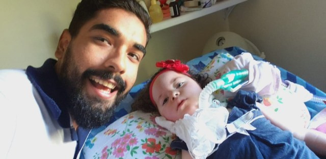 Letícia tem 6 anos e interage ao ouvir profissional cantar — Foto: Arquivo pessoal