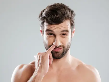 Profissionais de saúde que cutucam o nariz têm maior chance de contrair covid, diz estudo