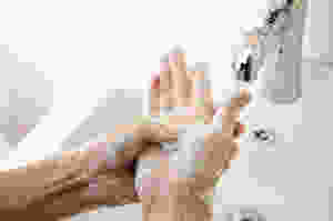 Lavar as mãos é uma das maneiras mais eficazes de prevenir
