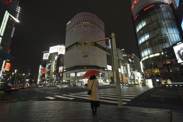 Tóquio, no Japão, com apenas uma mulher na rua à noite: cidade vive os efeitos da pandemia — Foto: Eugene Hoshiko/AP Photo