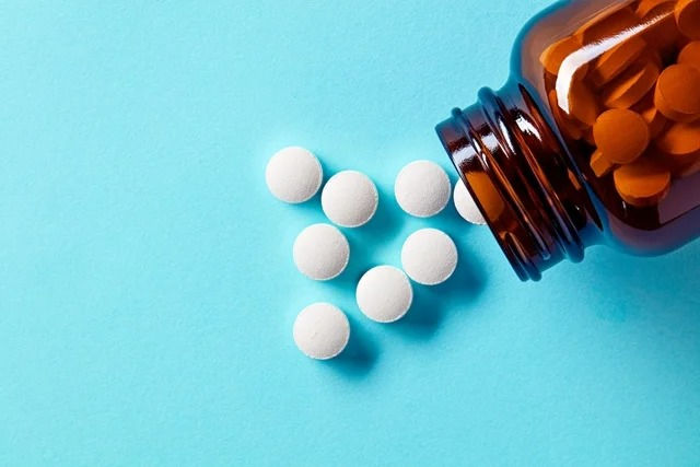Jovem conta ter gastado R$ 9 mil após tomar zolpidem; entenda o que é o medicamento e os riscos