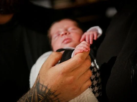 Pequeno grande milagre: bebê nasce após cirurgia no útero da mãe