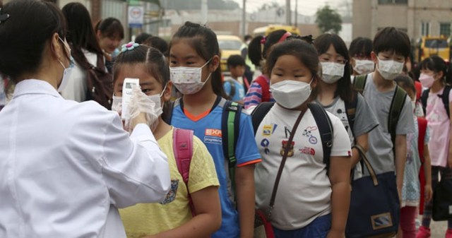 Estudantes aguardam para medir a temperatura em medida de controle para o contágio do coronavírus Mers na Coreia do Sul nesta segunda-feira (15) — Foto: Han Sang-kyun/Yonhap/Reuters