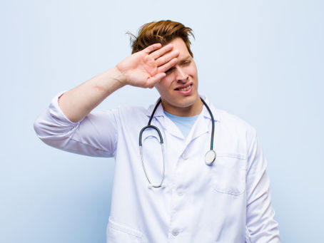 Jovem se passa por médico e causa transtornos em policlínica de Cuiabá