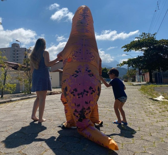 Médico faz caminhada rápida com esposa, grávida, e o filho, Lucca, de 4 anos, em Caraguatatuba, no litoral norte — Foto: Arquivo Pessoal