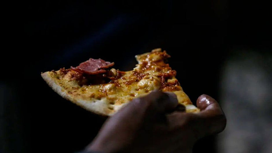 Surto na PB: pizza com bactérias comuns causa morte e mais de 100 casos de intoxicação alimentar; saiba como se proteger