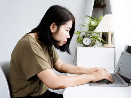 Por que algumas pessoas ficam encurvadas com a idade e como fazer para evitar isso?