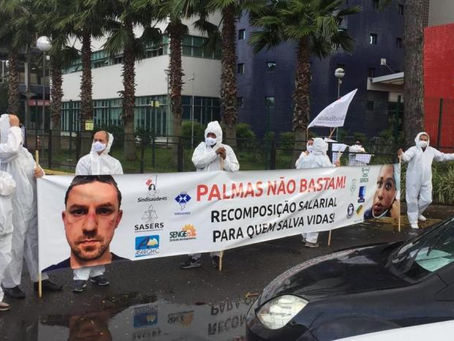 Protesto de profissionais da saúde provoca congestionamento em avenida de Porto Alegre