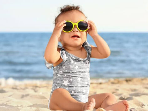 Vai levar seu filho à praia? Veja os cuidados necessários com bebês e crianças em meio à onda de calor