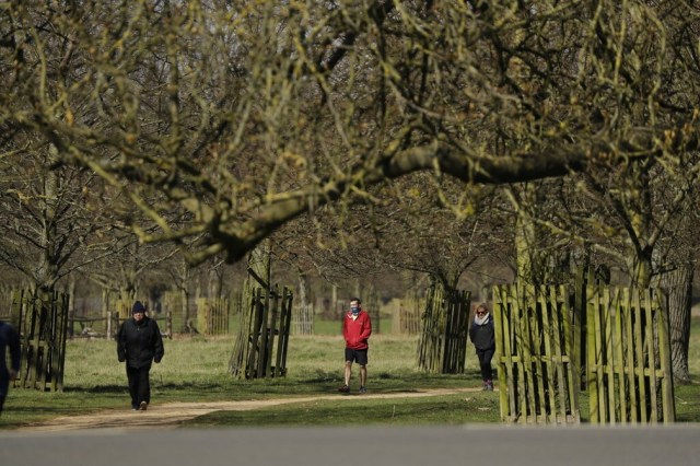 Pessoas caminhando em parque de Londres, na Inglaterra — Foto: Matt Dunham/AP Photo