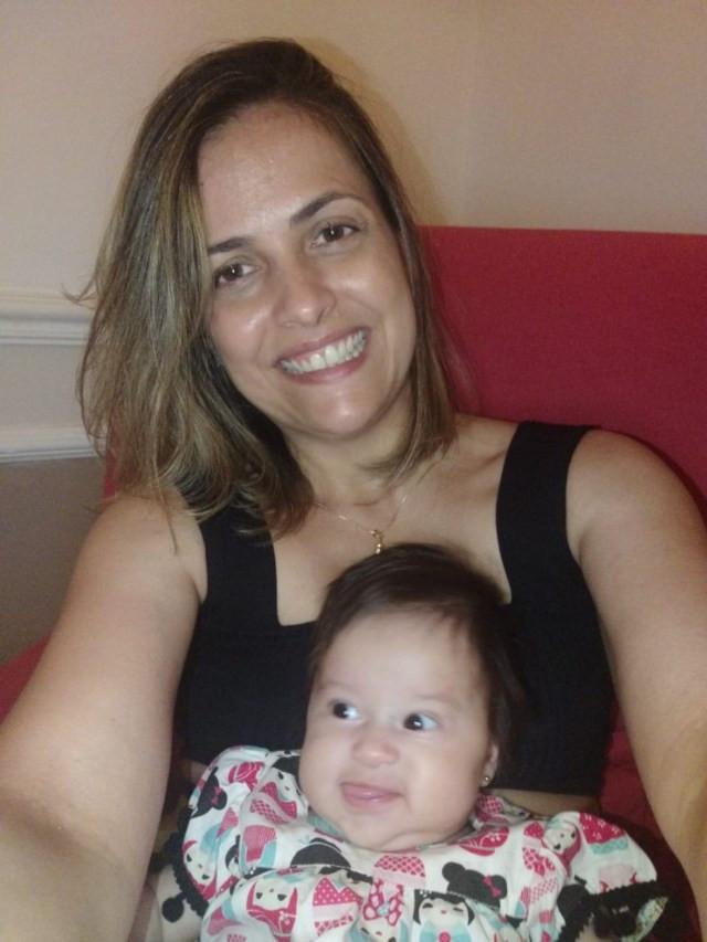 Mãe e médica, Renata se desdobra no trabalho e em casa: 'Não tenho a opção de me isolar em algum lugar porque amamento ainda' — Foto: Arquivo pessoal