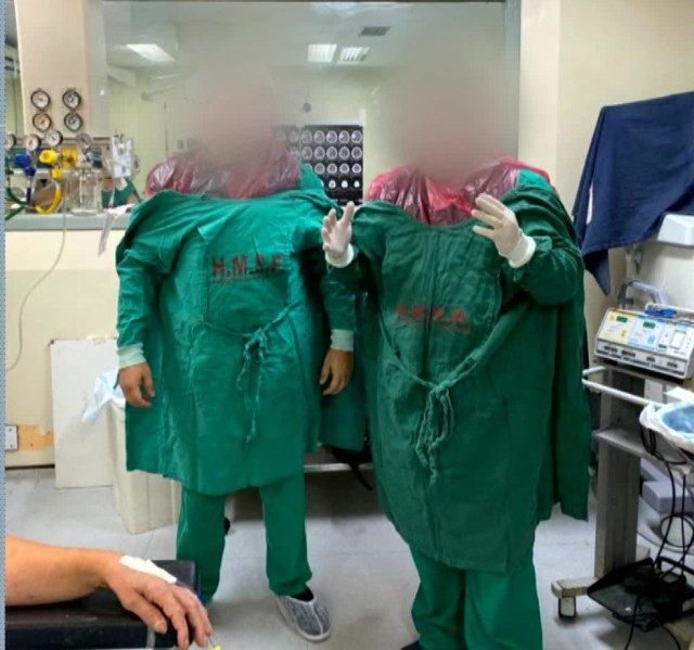 Além da falta de equipamentos de proteção, os profissionais de Saúde denunciam falta de treinamento para usar e retirar os trajes — Foto: Reprodução/TV Globo